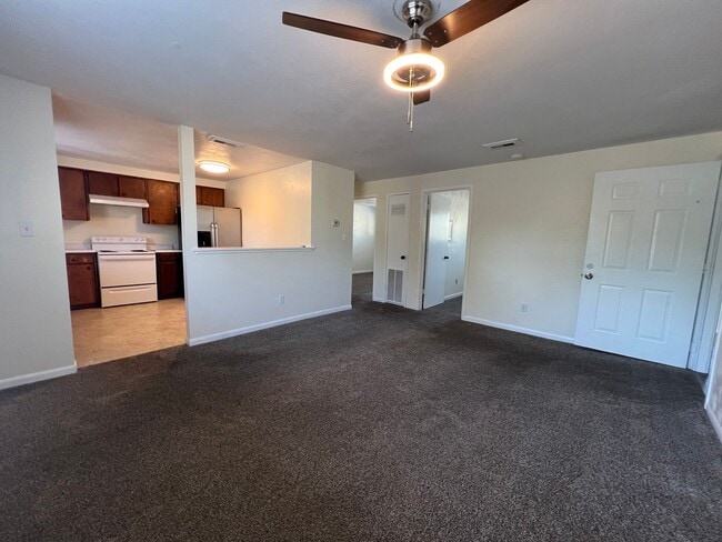 Building Photo - Three bed/Two Bath Upstairs Apartment | Av...