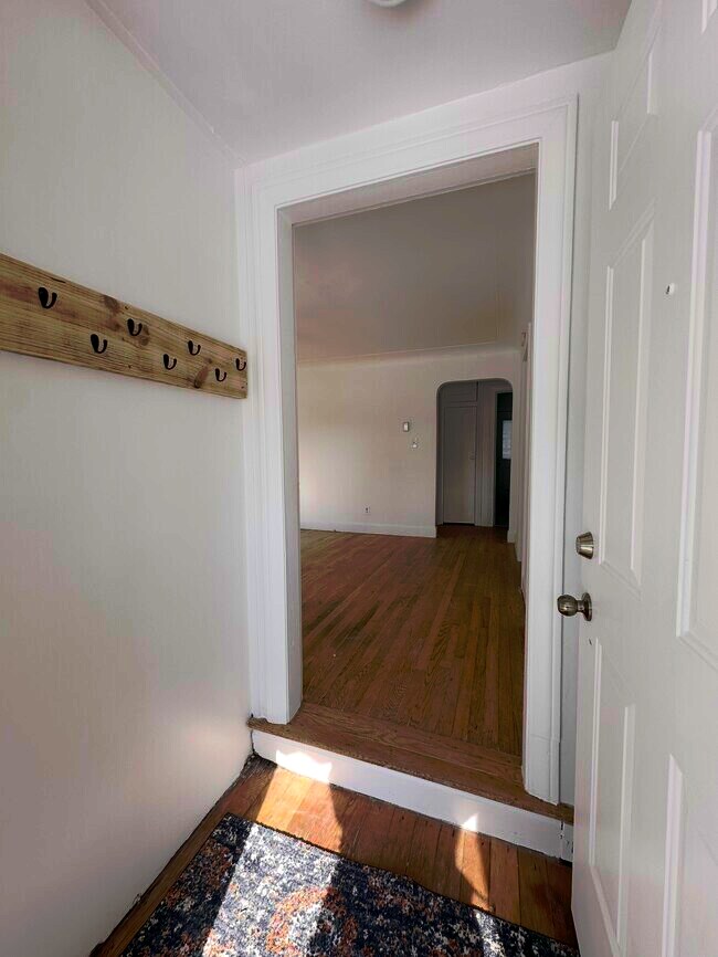 Entrada por la puerta principal - 160 W Milton Ave