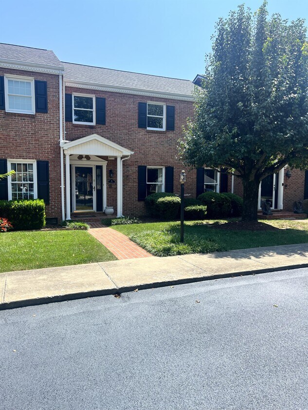 2734 E Oakland Ave, Johnson City, TN 37601 Townhome Rentals in