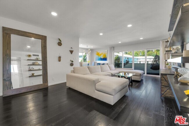 Foto del edificio - 7949 Selma Ave