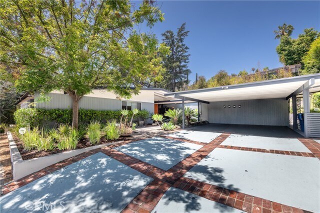 Foto del edificio - 15626 Royal Ridge Rd