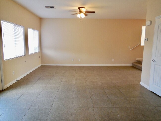Foto del edificio - Spacious House w/Tons of Storage,Tile & Wo...