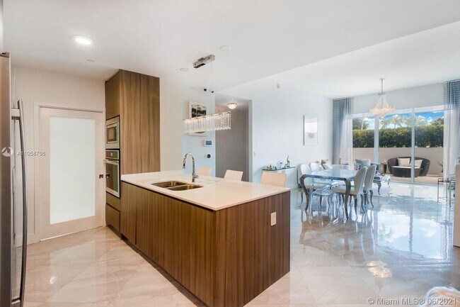 Foto del edificio - 600 NE 27th St