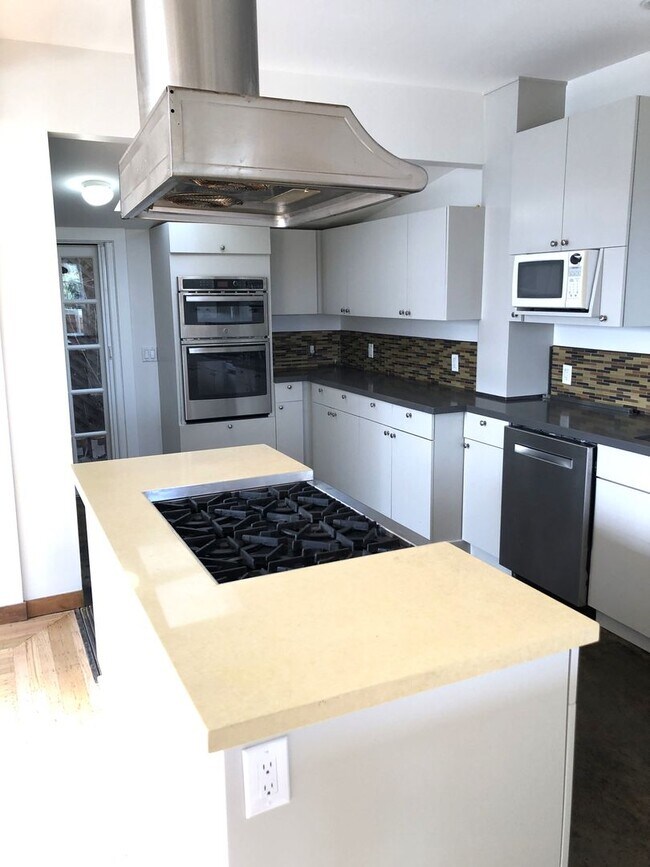 Building Photo - Spacious Single Family Home - 3BR/2.5BA 3 Outside Decks, 2 Car Garage - AMSI/Maureen Couture