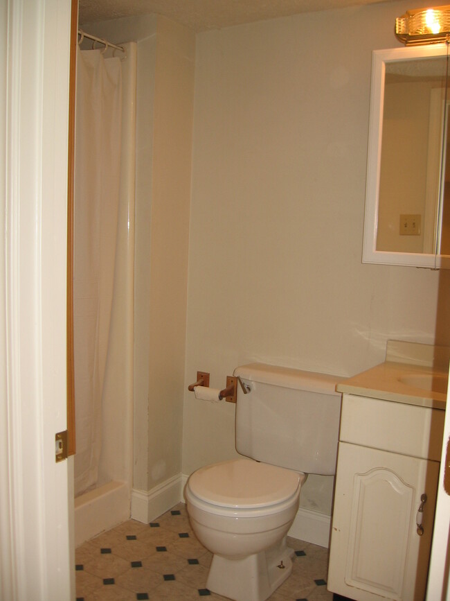 Building Photo - 657 S Limestone