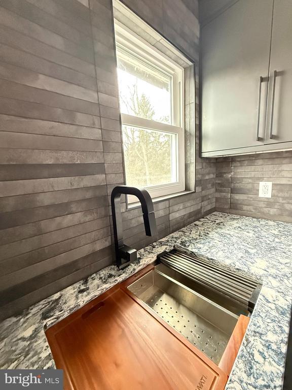 Building Photo - 295 E Main St