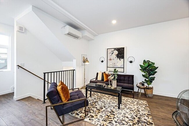 Building Photo - Ballard Townhome - Luxury and Location!