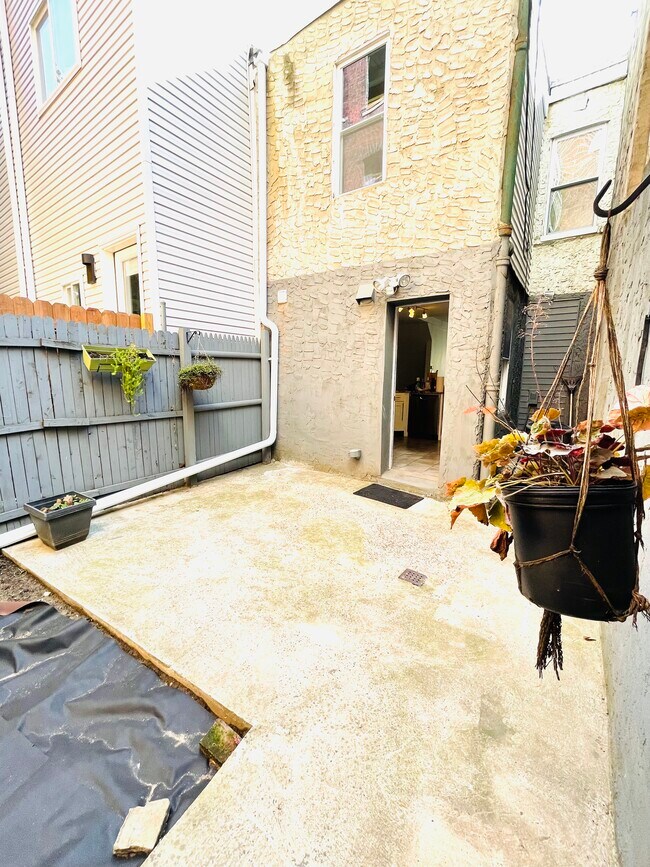 Building Photo - 2424 Jasper St