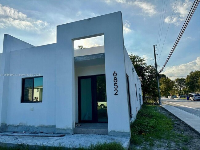 Building Photo - 3 bedroom in Miami FL 33150