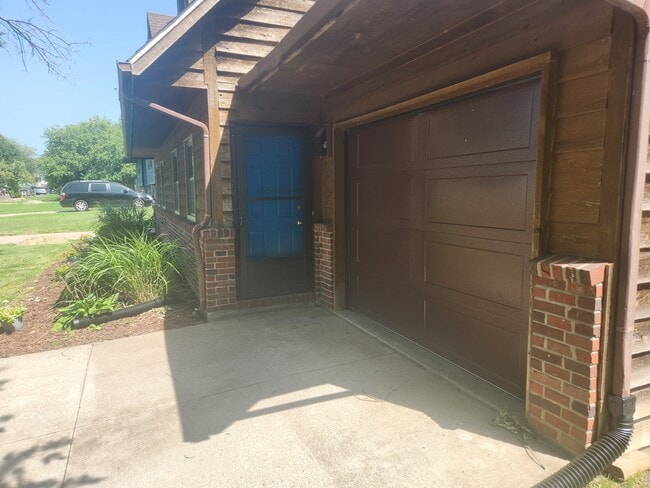 Front door and garage - 4304 E Santa Anna Dr