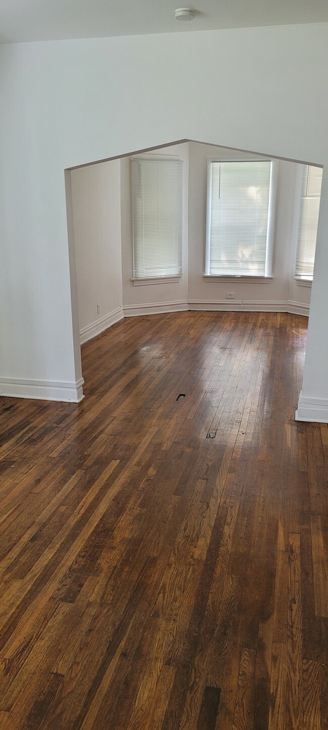 1st floor living room - 653 N Christiana Ave