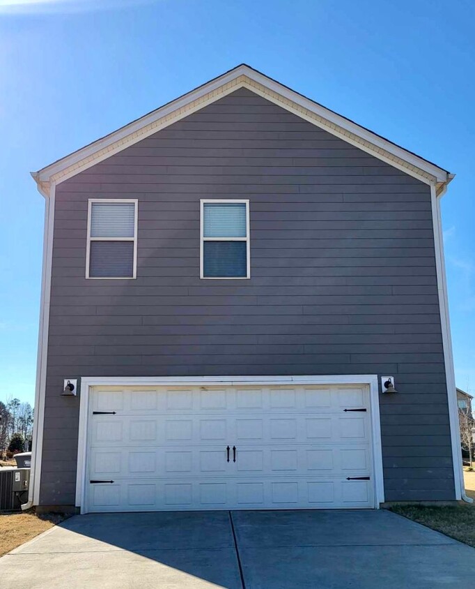 Building Photo - Cozy, 3BR/2.5BA Home in Amberley