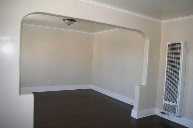 Living room - 3910 Arlington Ave