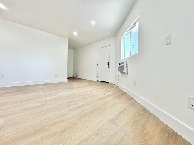 Building Photo - 1000 Coronado Terrace Los Angeles, CA 90026