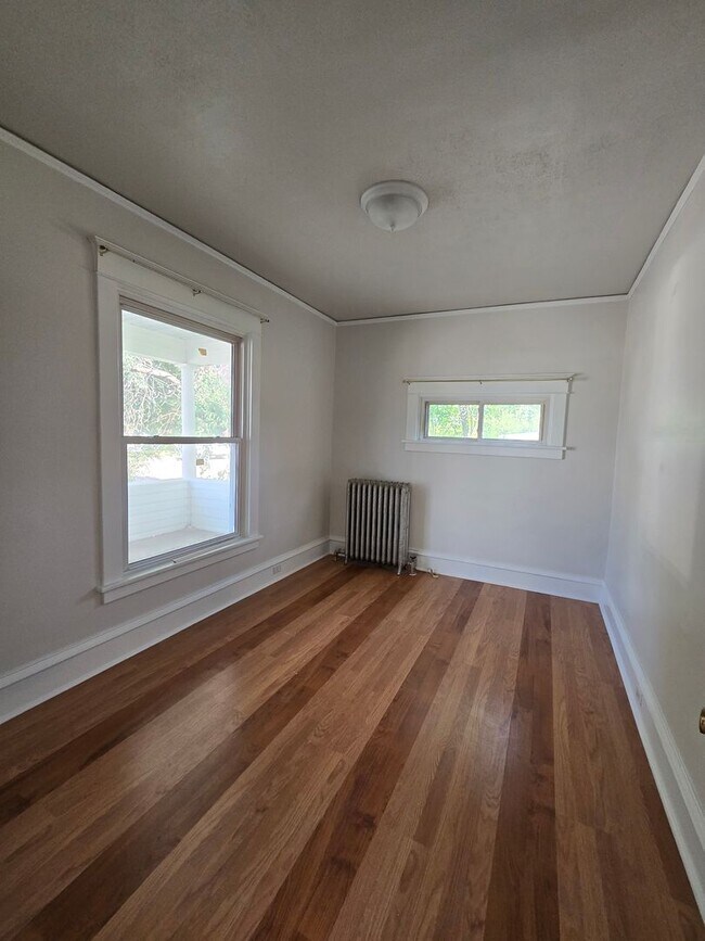 Foto del edificio - 2 Bed 1 Bath + Garage and Yard