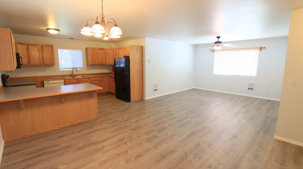 Primary Photo - Recently updated 2/1.5 townhome next to th...