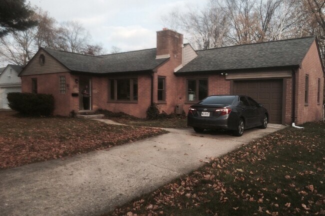 Side view of house - 2710 Galpin Ave