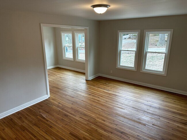 Building Photo - 2 Bedroom Home with Spacious Backyard and ...