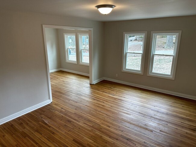 Building Photo - 2 Bedroom Home with Spacious Backyard and Modern Upgrades