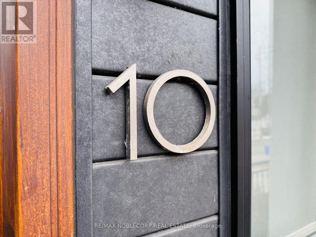 Building Photo - 39 Robinson St N