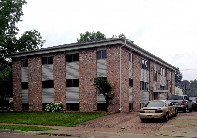 Building Photo - Sixth St Apartments