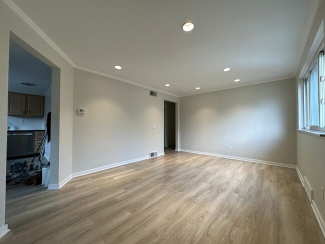 Building Photo - 152 Elmwood Dr