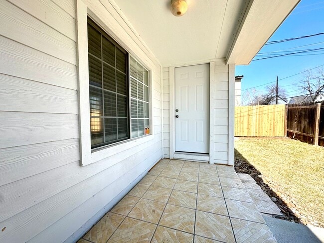 Foto del edificio - 3024 E 12th St