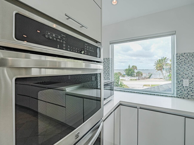 Building Photo - 12936 Jimmy Buffett Mem Hwy