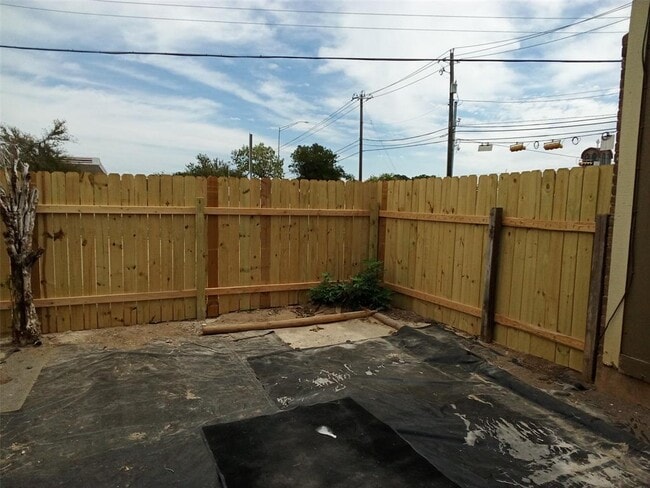 Building Photo - 1400 W Braker Ln