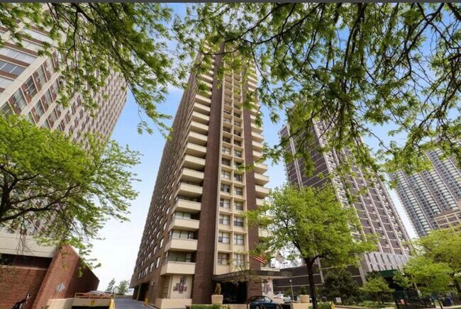 Building Photo - 6157 N Sheridan Rd