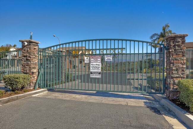 Building Photo - Sierra Ridge 4 br 2.5 ba Gated Community R...