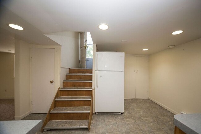 Building Photo - 223 E Plum St