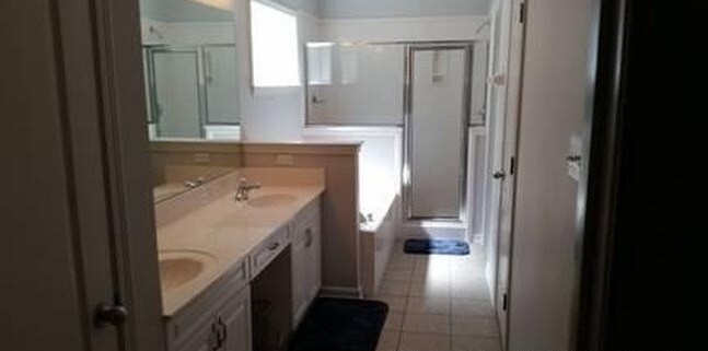 Master bath - 9335 N Fairmont Cir