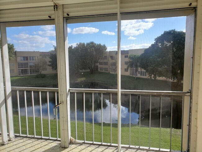 Foto del edificio - 6050 NW 64th Ave