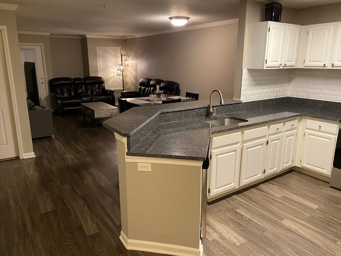 Foto principal - 1851 Village Green Blvd