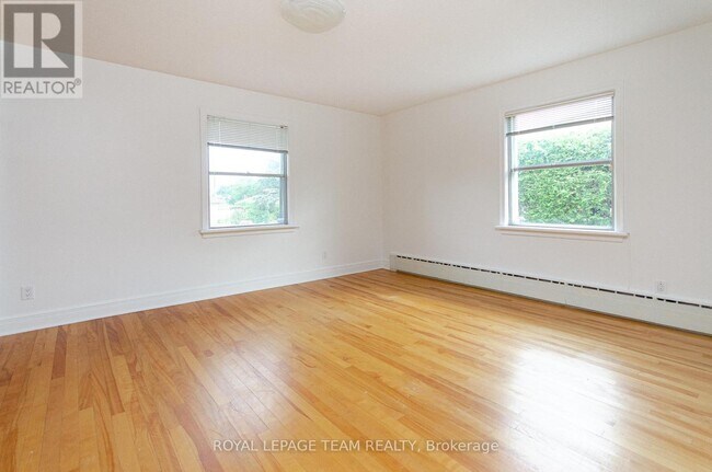 Photo du bâtiment - 1996 Cedar Ln Terrace