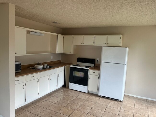 Kitchen - 321 Eagles Nest Dr