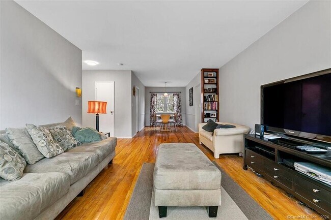 Building Photo - 256 Glenbrook Rd