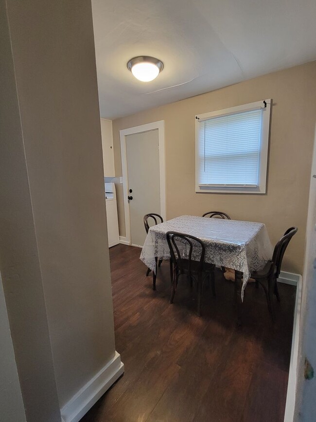 Building Photo - 1 Bedroom Single Family Home Available in June