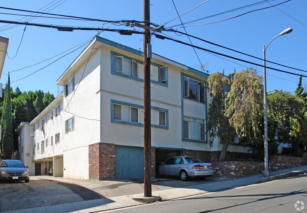 Building Photo - 3401 Club Dr
