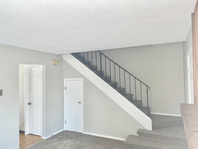 Foto del edificio - 2 Bedroom Townhome - walking distance to p...