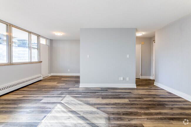 2BR, 1BA - 769 SF - Salon - 200 Roehampton