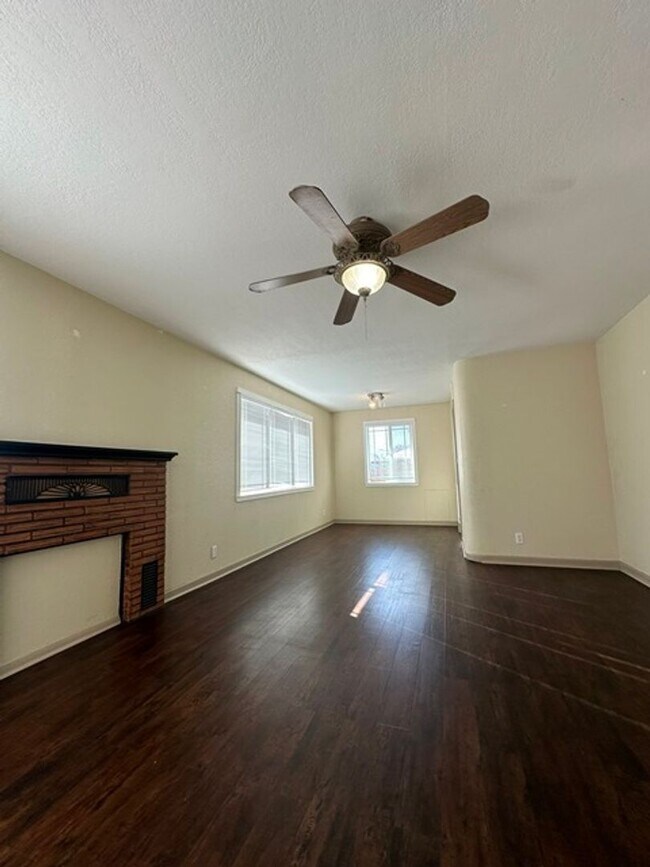 Building Photo - Super Cute 2 bedroom house