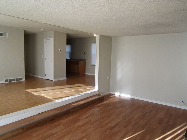 Building Photo - 207 SW Ewen St