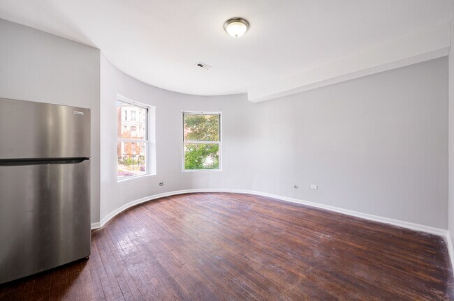 Building Photo - 4421 S Prairie Ave