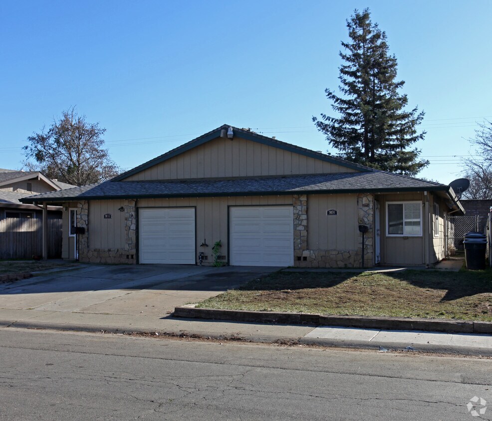 Foto principal - 9074-9076 Salmon Falls Dr