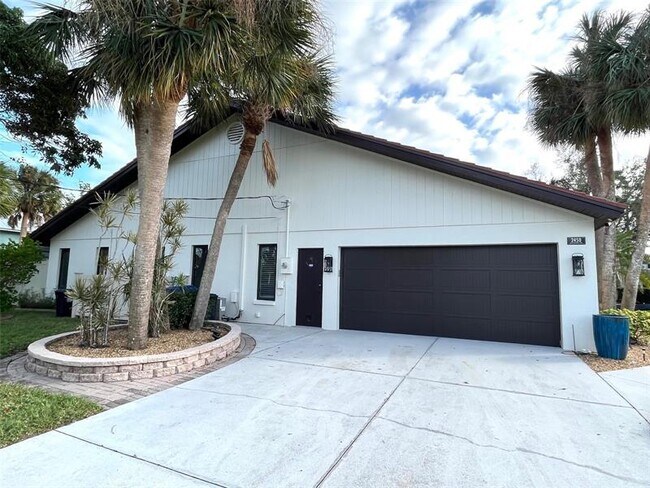 Building Photo - 2450 Bayshore Rd