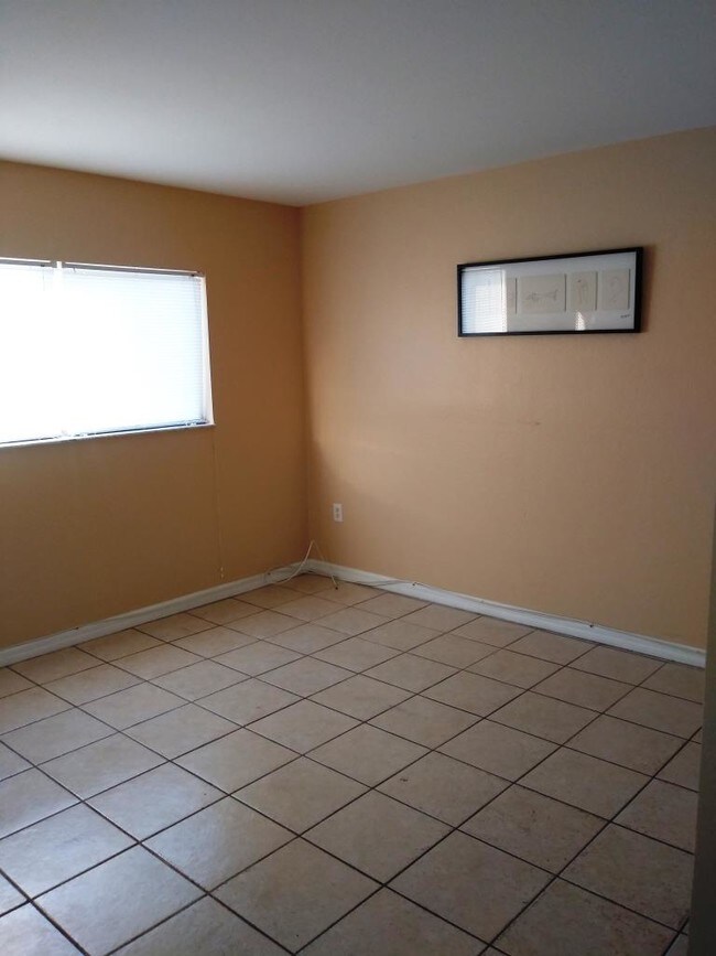 Building Photo - 2950 Royal Palm Ave
