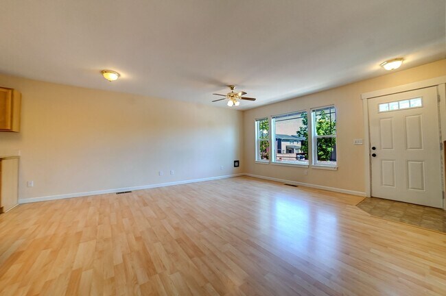 Foto del edificio - Spacious home in NE Bend!  4 bedrooms!