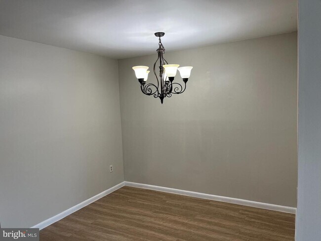 Building Photo - 3957 Rowena Dr